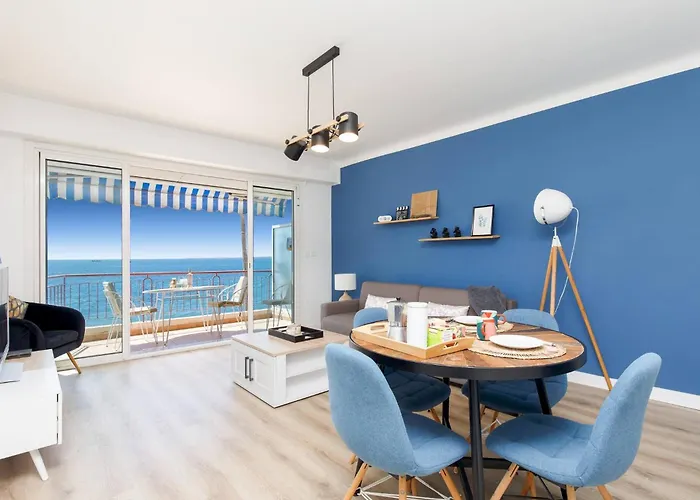 Les Pins Vue Sur Lazur * アンティーブ